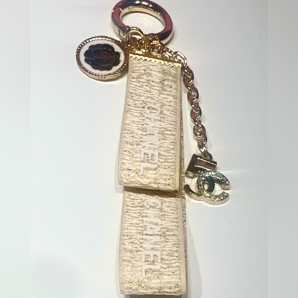 CHANEL Cream and Gold Key Holder - Bag Charm NIB - Picture 5 of 13